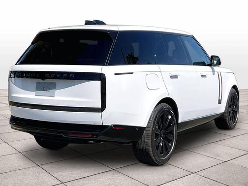 Fuji White 2026 Land Rover Range Rover P550e SE