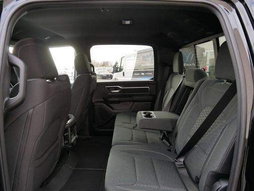 Diamond Black Crystal Pearlcoat 2026 RAM 1500 Big Horn/Lone Star