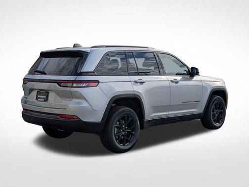 Silver Zynith 2026 Jeep Grand Cherokee Altitude