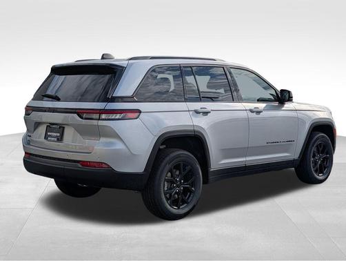 Silver Zynith 2026 Jeep Grand Cherokee Altitude