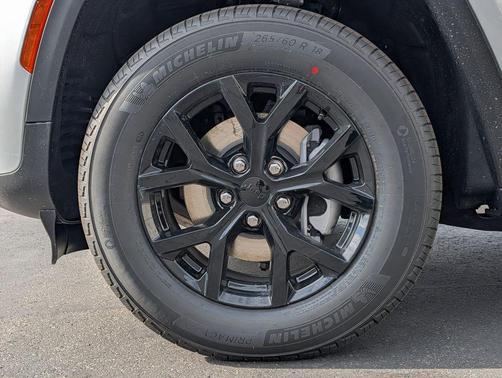 Silver Zynith 2026 Jeep Grand Cherokee Altitude
