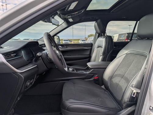 Silver Zynith 2026 Jeep Grand Cherokee Altitude
