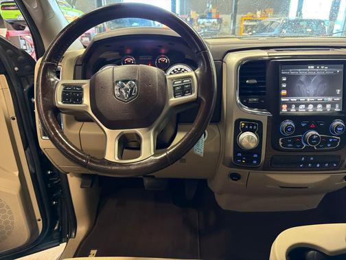 Brilliant Black Crystal Pearlcoat 2017 RAM 1500 Laramie