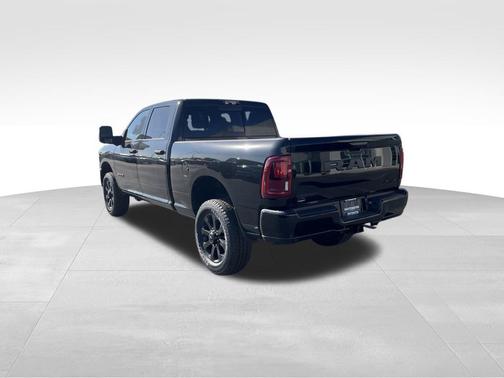 Diamond Black Crystal Pearlcoat 2026 RAM 2500 Big Horn Crew Cab 4x4 6'4' Box