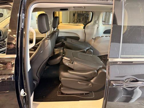 Diamond Black Crystal Pearlcoat 2024 Chrysler Pacifica Hybrid Select