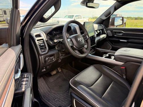 Diamond Black Crystal Pearlcoat 2025 RAM 1500 Laramie