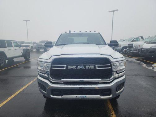 2022 RAM 3500 Tradesman Crew Cab 4x4 6'4' Box