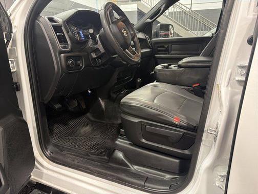 2022 RAM 3500 Tradesman Crew Cab 4x4 6'4' Box