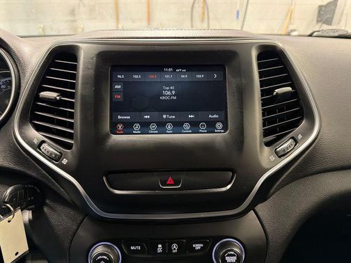 Bright White Clearcoat 2019 Jeep Cherokee Latitude