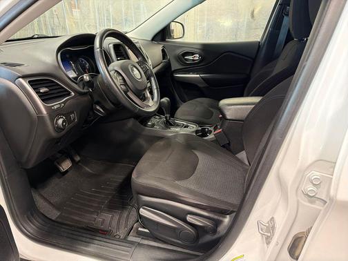 Bright White Clearcoat 2019 Jeep Cherokee Latitude