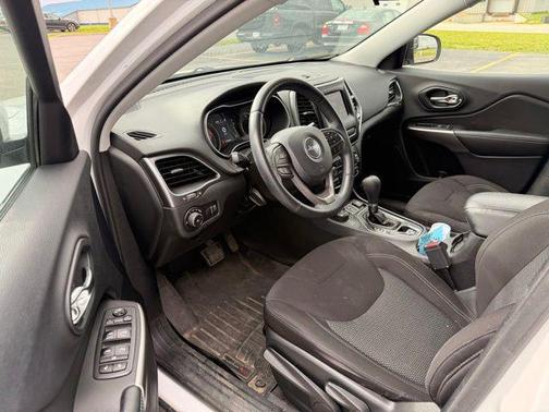 Bright White Clearcoat 2019 Jeep Cherokee Latitude