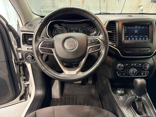 Bright White Clearcoat 2019 Jeep Cherokee Latitude
