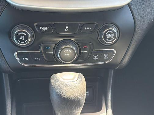 Brilliant Black Crystal Pearlcoat 2014 Jeep Cherokee Latitude