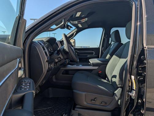 Diamond Black Crystal Pearlcoat 2026 RAM 2500 Big Horn Crew Cab 4x4 6'4' Box