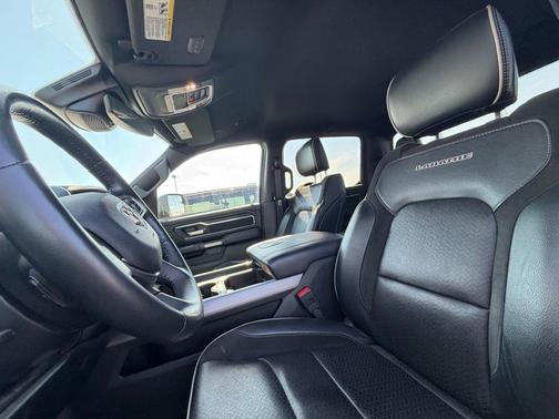 Diamond Black Crystal Pearlcoat 2023 RAM 1500 Laramie