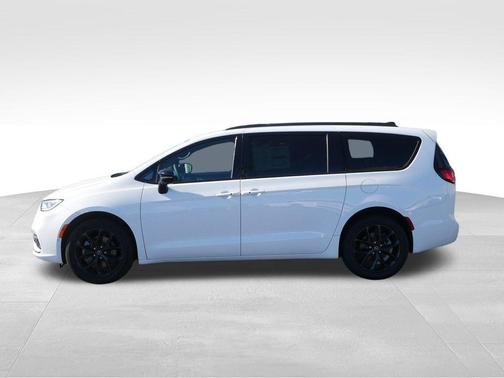 Bright White Clearcoat 2026 Chrysler Pacifica Limited