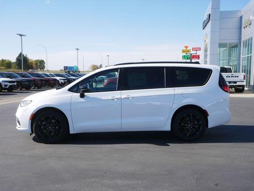 Bright White Clearcoat 2026 Chrysler Pacifica Limited