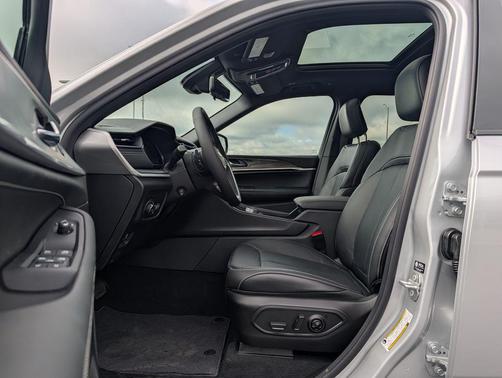 Silver Zynith 2026 Jeep Grand Cherokee Limited
