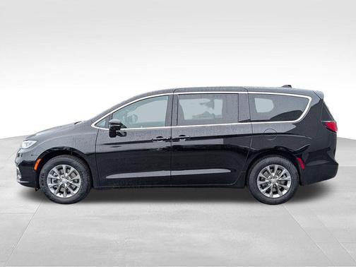 Diamond Black Crystal Pearlcoat 2026 Chrysler Pacifica L