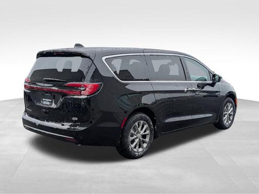 Diamond Black Crystal Pearlcoat 2026 Chrysler Pacifica L