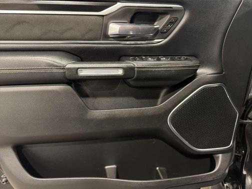 Diamond Black Crystal Pearlcoat 2019 RAM 1500 Laramie