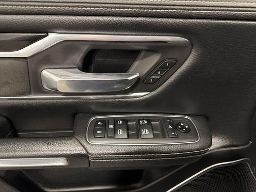 Diamond Black Crystal Pearlcoat 2019 RAM 1500 Laramie