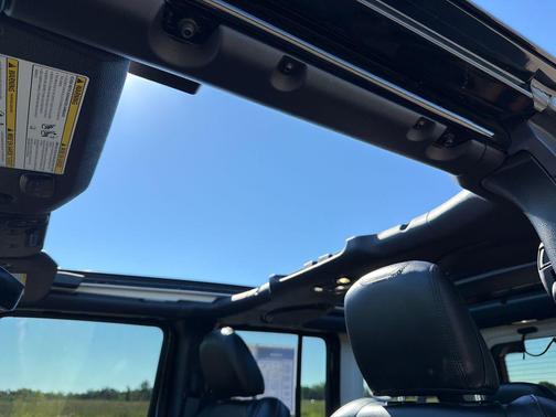 Black Clearcoat 2022 Jeep Wrangler Unlimited Sahara