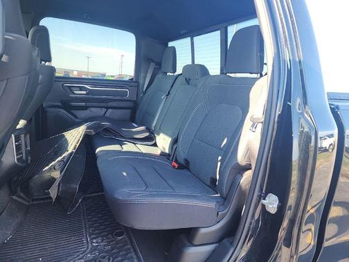 Diamond Black Crystal Pearlcoat 2022 RAM 1500 Big Horn/Lone Star