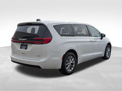 Bright White Clearcoat 2026 Chrysler Pacifica L
