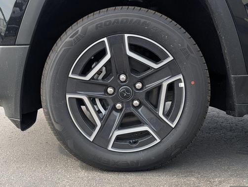 Diamond Black Crystal Pearlcoat 2026 Jeep Cherokee Laredo 4x4
