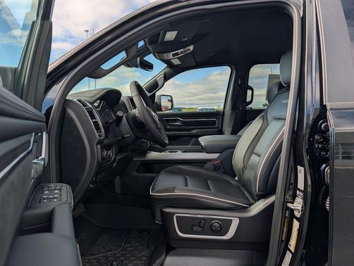 Diamond Black Crystal Pearlcoat 2026 RAM 1500 Laramie