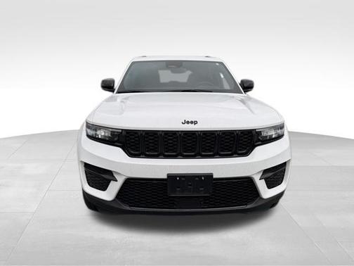 Bright White Clearcoat 2023 Jeep Grand Cherokee Altitude