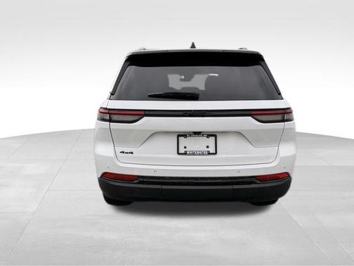 Bright White Clearcoat 2023 Jeep Grand Cherokee Altitude