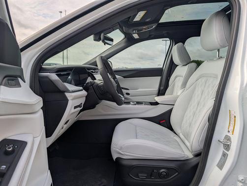 Bright White Clearcoat 2026 Jeep Cherokee Overland