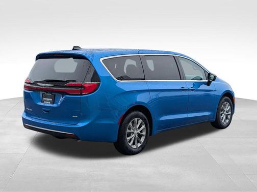 Hydro Blue Pearlcoat 2026 Chrysler Pacifica L
