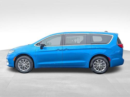 Hydro Blue Pearlcoat 2026 Chrysler Pacifica L