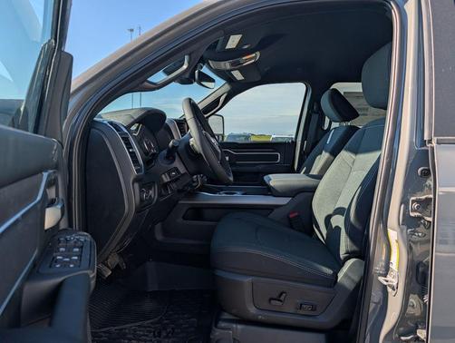 Ceramic Gray Clearcoat 2026 RAM 3500 Big Horn Crew Cab 4x4 8' Box