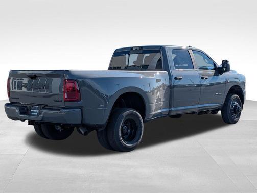 Ceramic Gray Clearcoat 2026 RAM 3500 Big Horn Crew Cab 4x4 8' Box