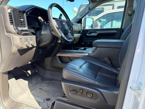 Iridescent Pearl Tricoat 2024 Chevrolet Silverado 3500 LTZ