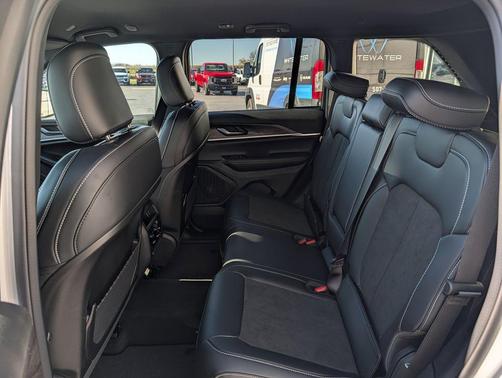 Bright White Clearcoat 2026 Jeep Grand Cherokee Altitude