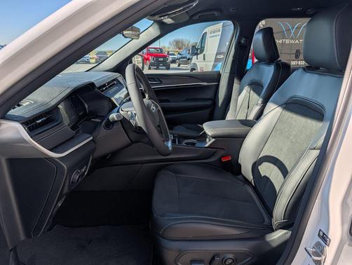 Bright White Clearcoat 2026 Jeep Grand Cherokee Altitude