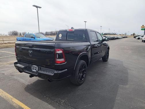 Diamond Black Crystal Pearlcoat 2022 RAM 1500 Laramie