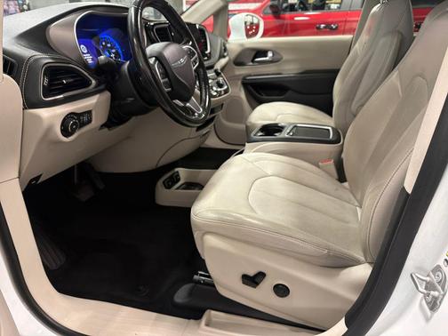 Bright White Clearcoat 2021 Chrysler Pacifica Touring L