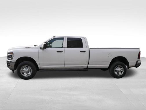 Bright White Clearcoat 2026 RAM 3500 Tradesman Crew Cab 4x4 8' Box