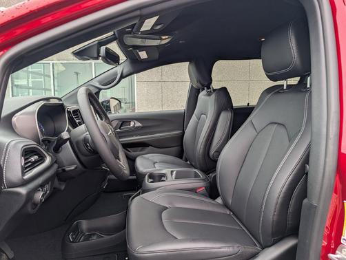 Red Hot Pearlcoat 2026 Chrysler Pacifica L