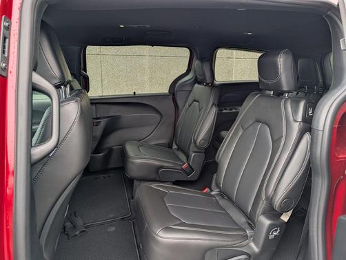 Red Hot Pearlcoat 2026 Chrysler Pacifica L