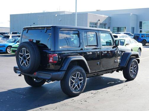 Black Clearcoat 2024 Jeep Wrangler 4-Door Sahara 4x4