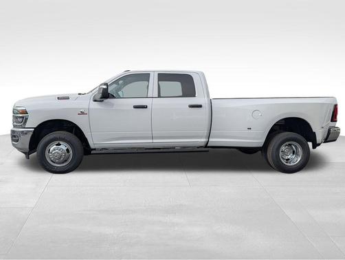 Bright White Clearcoat 2026 RAM 3500 Tradesman Crew Cab 4x4 8' Box