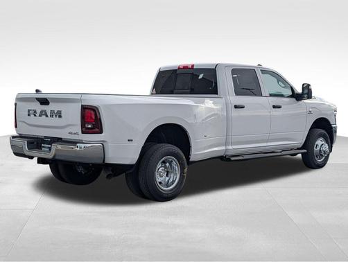 Bright White Clearcoat 2026 RAM 3500 Tradesman Crew Cab 4x4 8' Box