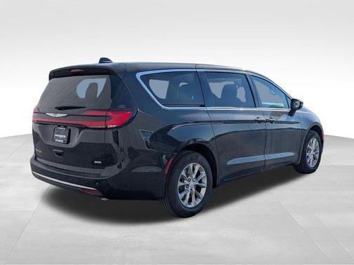 Diamond Black Crystal Pearlcoat 2026 Chrysler Pacifica L